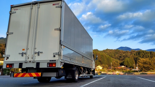 自動車　トラック　積載量　乗車定員