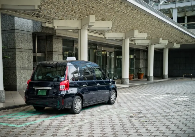 タクシー運転手 ウーバーイーツ配達員 働き方 似ている